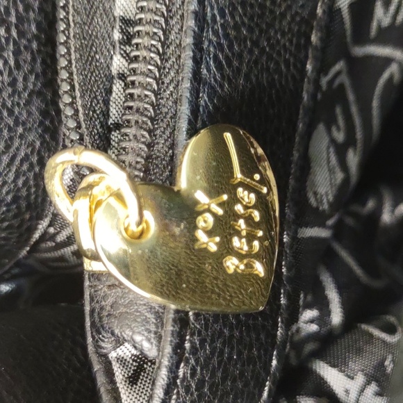 PRE USED BETSEY JOHNSON CREAM AND BLACK BOW TIE LIP STICK QUILTED SATCHEL - Picture 13 of 14